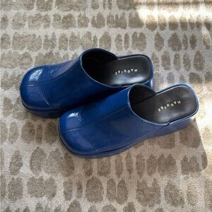 Stylish Blue M. Gemi Slip-On Clogs